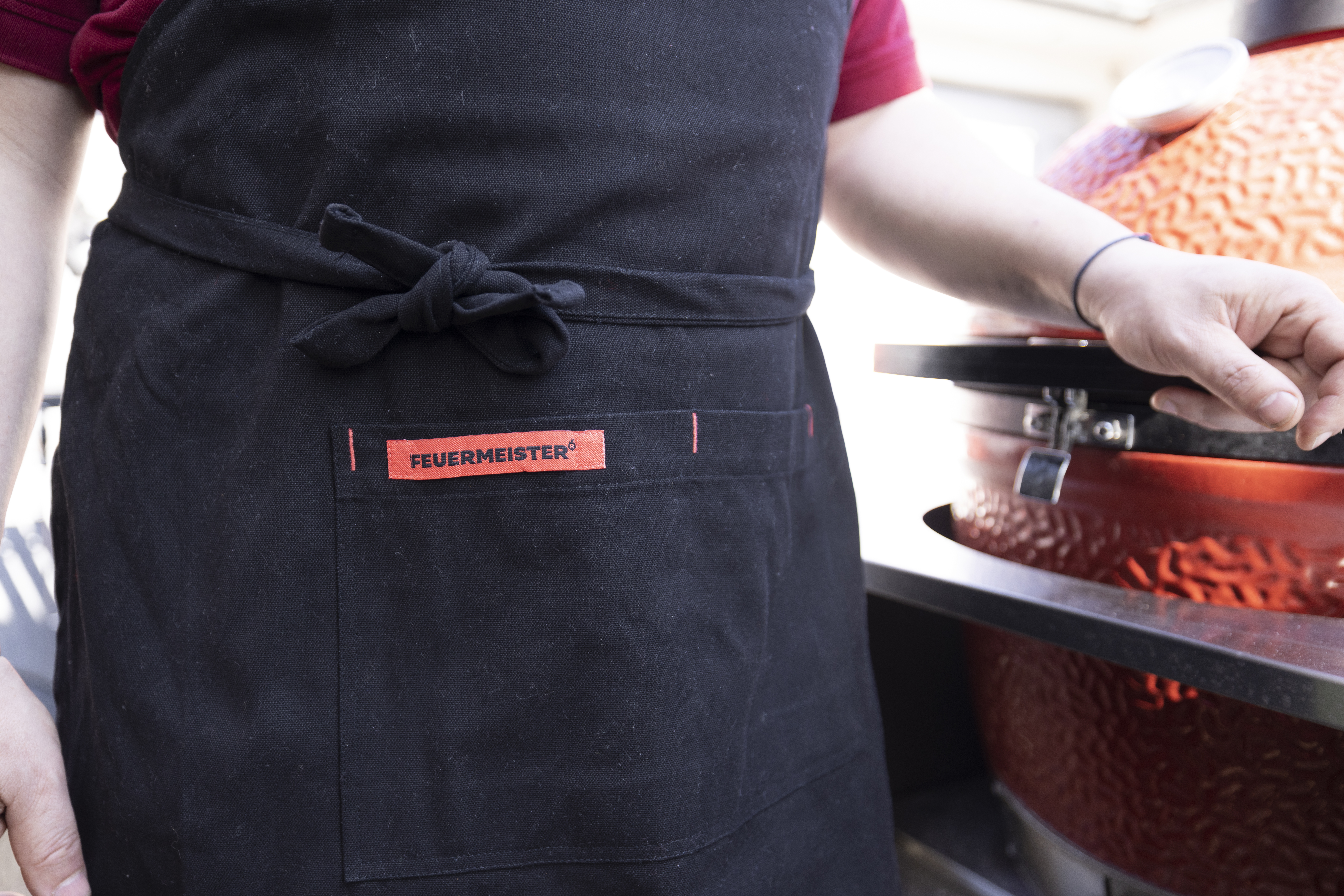  Feuermeister® Textil Schürze | schwarz | mit personalisiertem Lederemblem