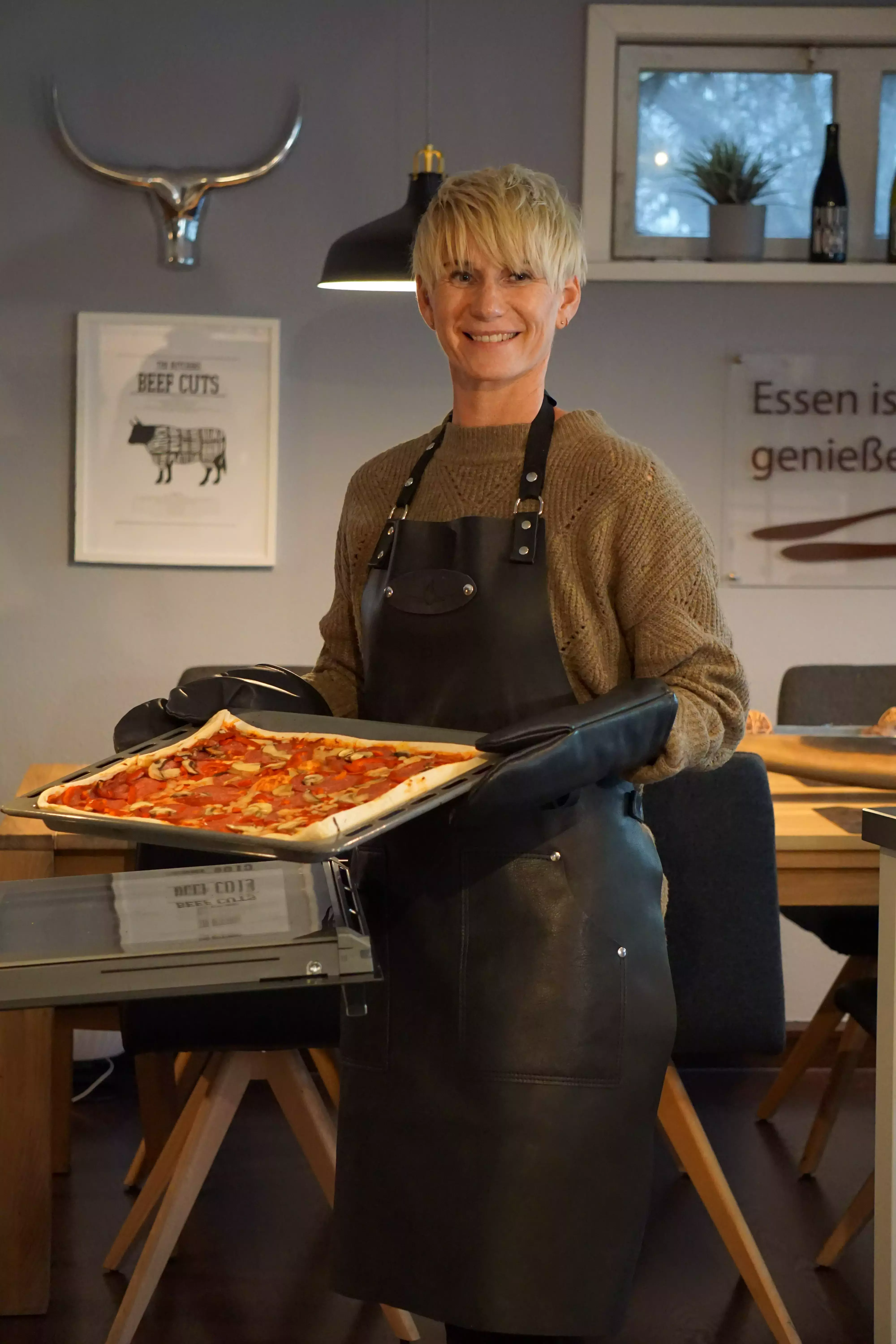 Feuermeisterin@ Premium Lederschürze | Nackenberiemung | VegLine-Leder | schwarz